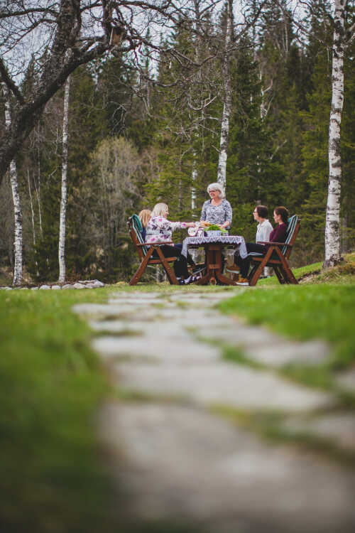 Sti av skiferheller ved inngangen