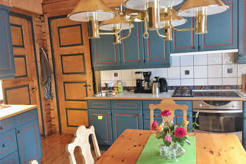 Blåmalt kjøkken på Laksfors VIlla