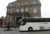 Buss foran murbygning