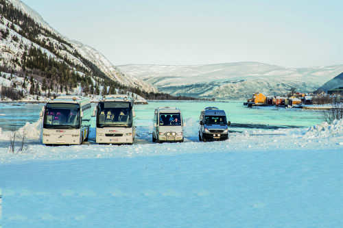 Busser i snølandskap med Mosjøen i bakgrunn