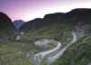 Vei som slynger seg i Nord Norge i rosa solnedgang