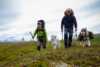 Mann og dame med hund i høstfjellet