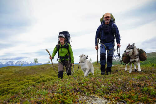 Mann og dame med hund i høstfjellet