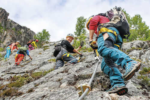 Personer som klatrer i Via Ferrata i Øyfjell, Mosjøen