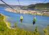 To personer i zip line med Mosjøen i bakgrunnen