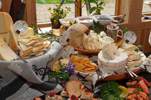 Bord bugnende av oster fra Sæterstad Gård