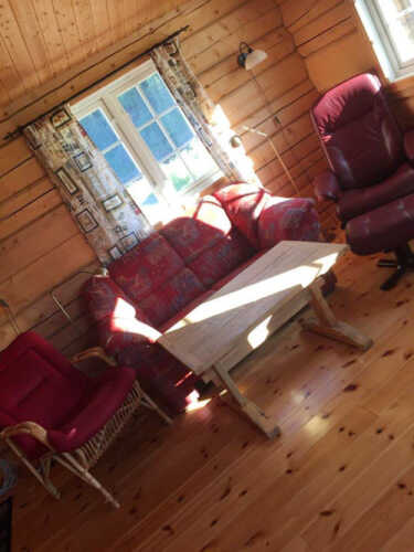 Stue i Dagfinnstuo med rød sofa
